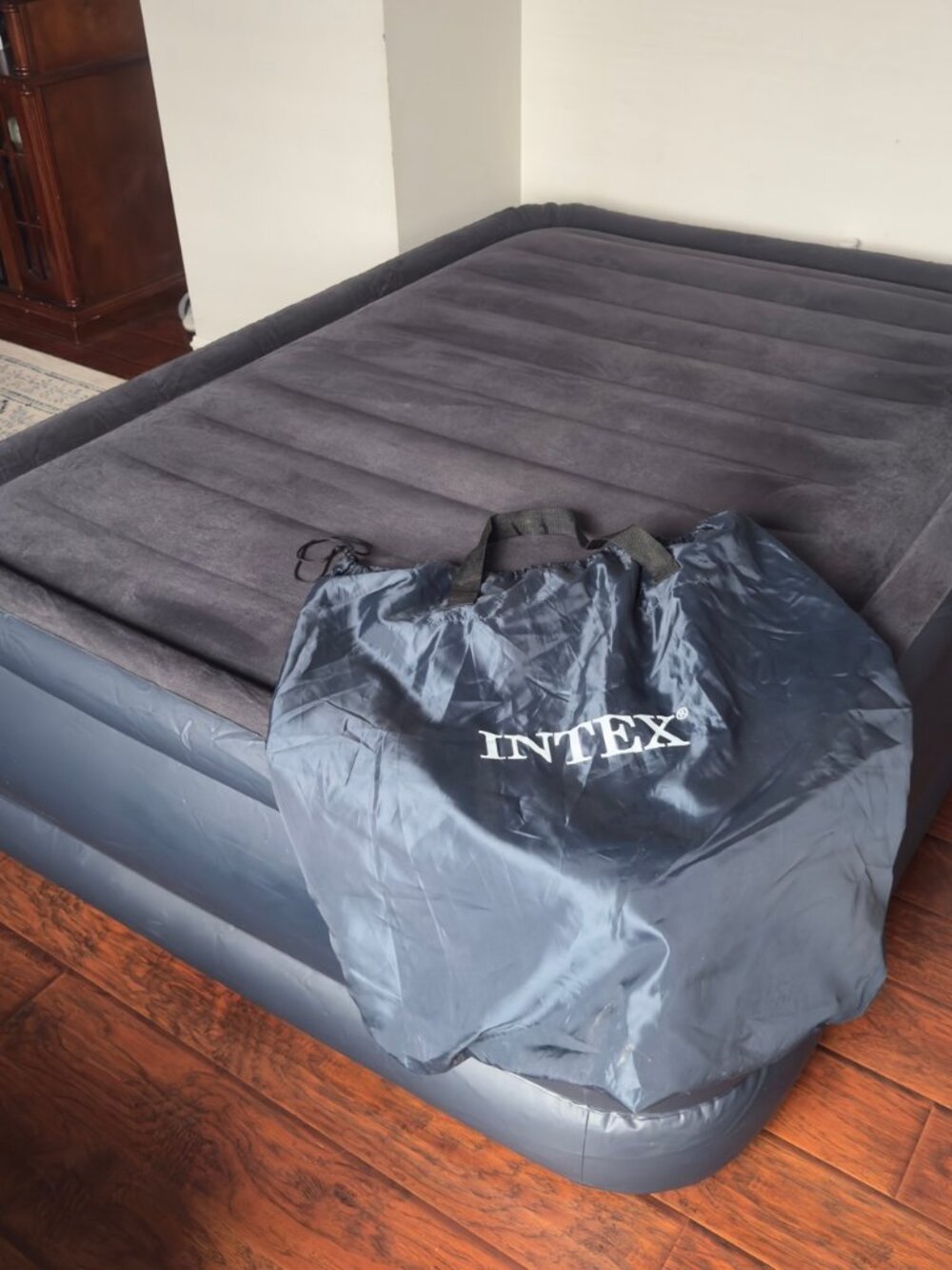 Intex Queen Raised Air Mattress Built-In Pump 21 Inch High Used Once